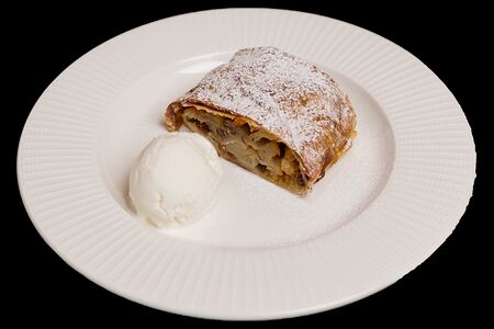 Штрудель яблочный с мороженым