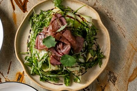 Салат с говядиной татаки