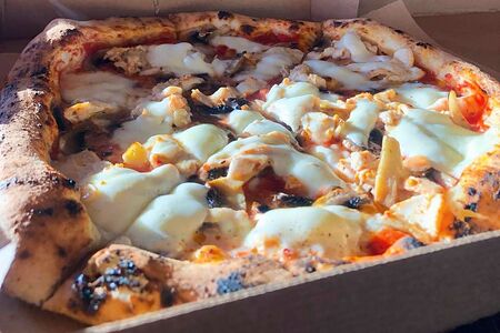 Пицца с курицей и грибами