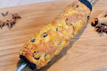 Трдельник с сыром, маслинами и соусом песто