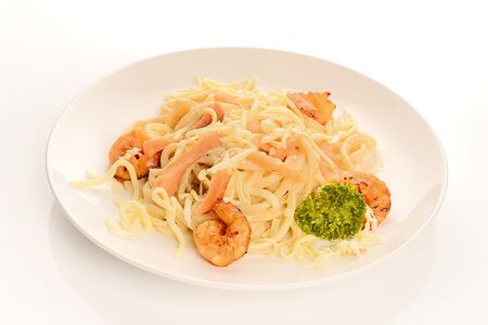 Лапша Вок с тигровыми креветками, форелью и сливочным соусом