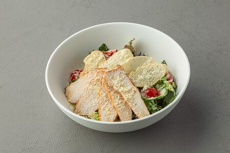 Цезарь с куриными слайсами и хрустящими крутонами 