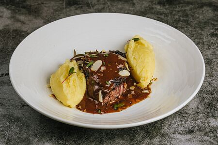 Говяжьи щечки с соусом порто