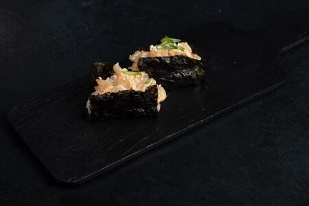 Острые суши с гребешком