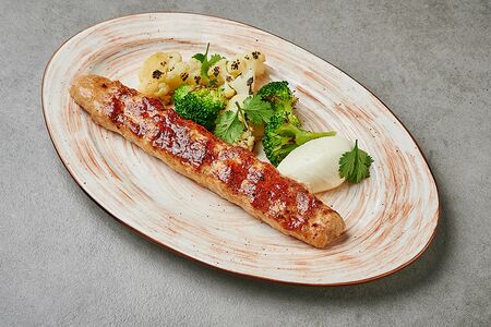 Кебаб из курицы с сырным муссом и овощами