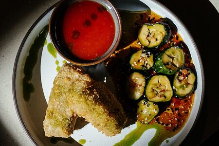 Хрустящий телячьи щеки с битыми огурцами