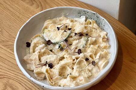 Фетучини с курицей в соусе блю-чиз