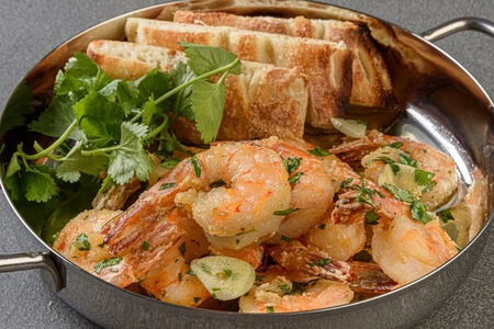 Креветки в оливково-чесночном соусе