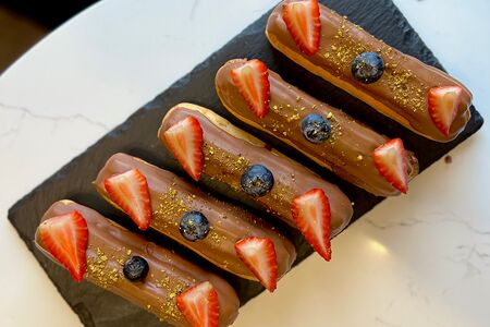 Эклер с ягодами