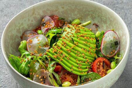 Овощной салат с луковым дрессингом и авокадо