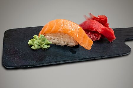 Суши лосось