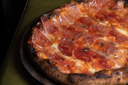 Пицца с хамоном