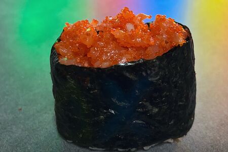 Гункан с лососем и масаго