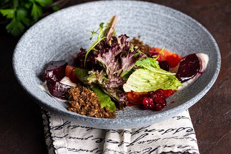 Салат Печеная свекла со сливочным сыром и ореховым соусом