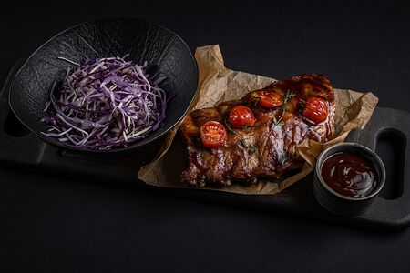 Свиные ребра в остром соусе барбекю с салатом из капусты