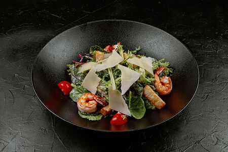 Цезарь с тигровыми креветками