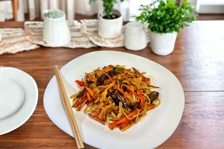 Удон с курицей и грибами шиитаке