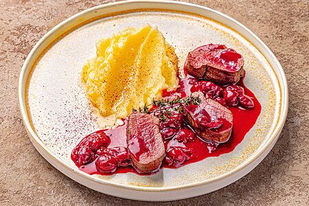 Окорок оленя с копченой вишней и картофельным пюре