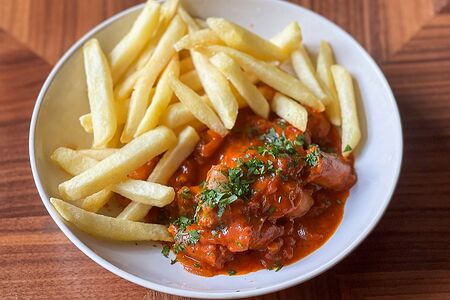 Карривурст с картофелем фри