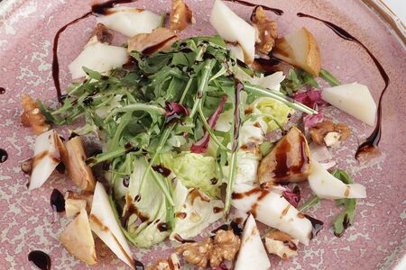 Салат с грушей и козьим сыром