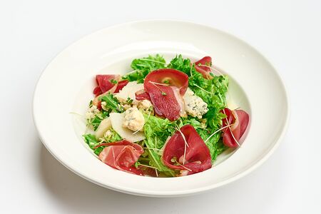 Салат с копченой утиной грудкой и грушей