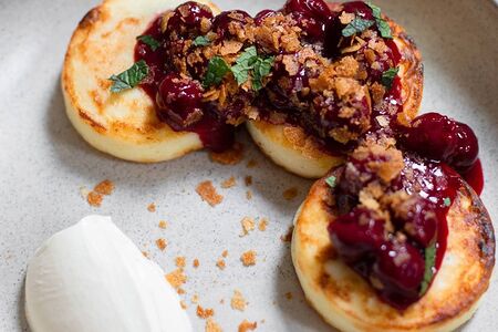 Сырники с вишней, корицей и сметаной