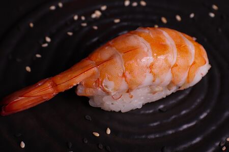 Суши с креветкой