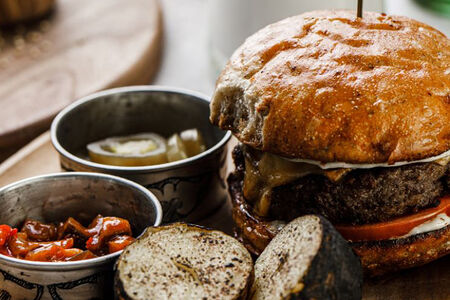 Крафт бургер с котлетой из конины и сыром