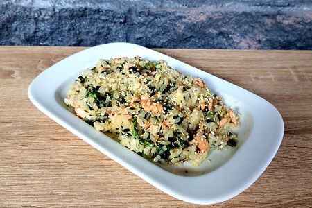 Теппан с лососем и шпинатом