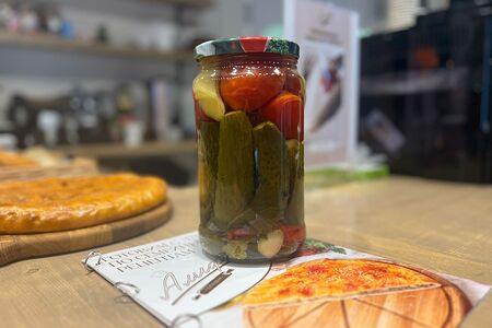 Домашнее ассорти из маринованных овощей в банке