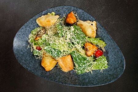 Цезарь с жареным лососем