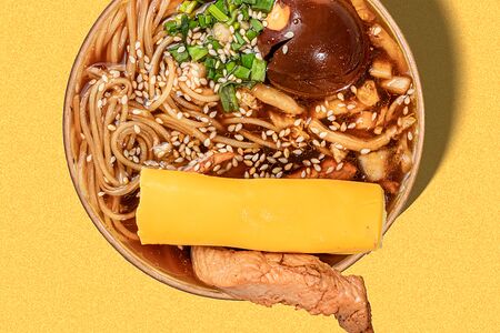 Сырный рамен с курицей