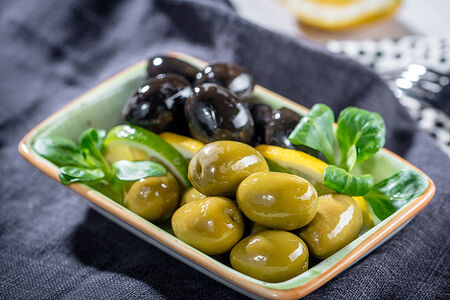 Маслины и оливки