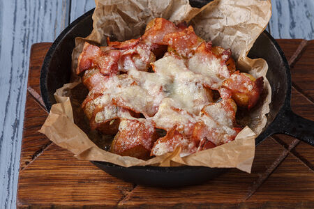 Картофель черри запеченый с грано падано и грудинкой