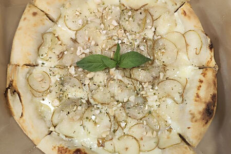 Пицца Груша с горгонзолой