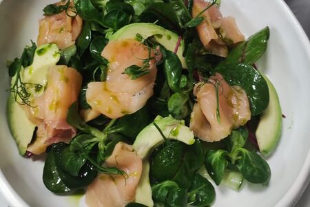 Салат с авокадо, слабосоленым лососем и огурцом