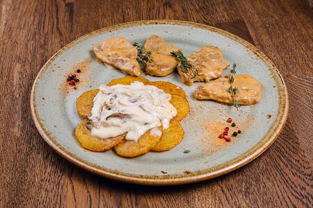 Свиная вырезка с картофелем в грибном соусе