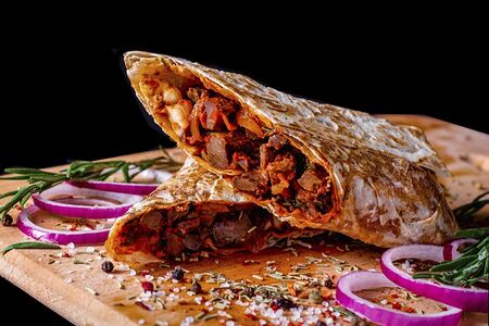 Шаурма со свининой в сырном лаваше