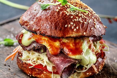 Бургер с копченым телячьим краем