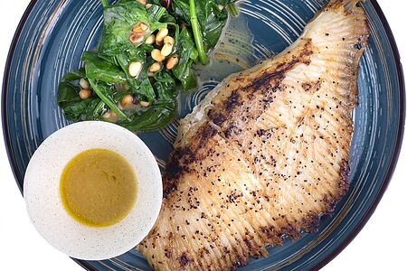 Крылья ската со шпинатом и кедровыми орешками