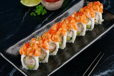 Ролл с креветкой темпура и тартаром из тунца