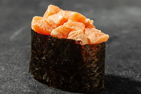 Спайси-суши с лососем