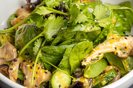 Салат со шпинатом и вешенками