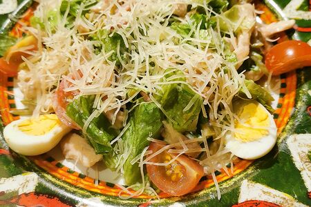 Салат с беконом и курицей