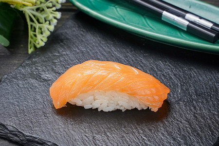 Суши с лососем