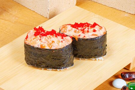 Гунканы с лососем и соусом спайси New