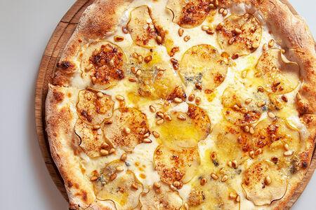 Пицца с грушей и горгондзолой