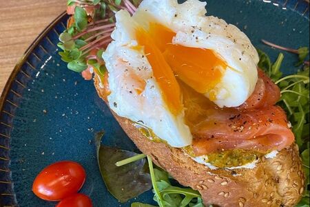 Брускетта с форелью и яйцом пашот