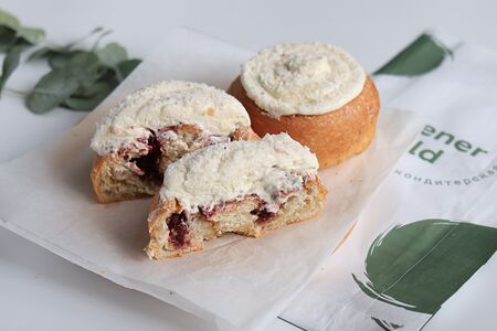 Улитка с кокосом и вишней