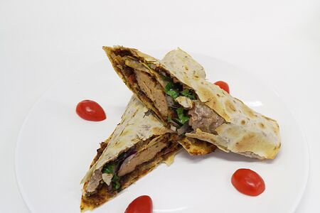 Люля-кебаб завёрнутый в ламаджо с овощами